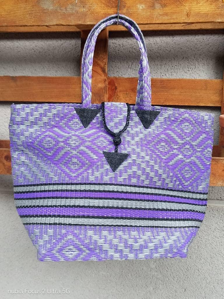 Tote Bag Africana XL – Plástico Reciclado Tejido a Mano (Lila/Negro)