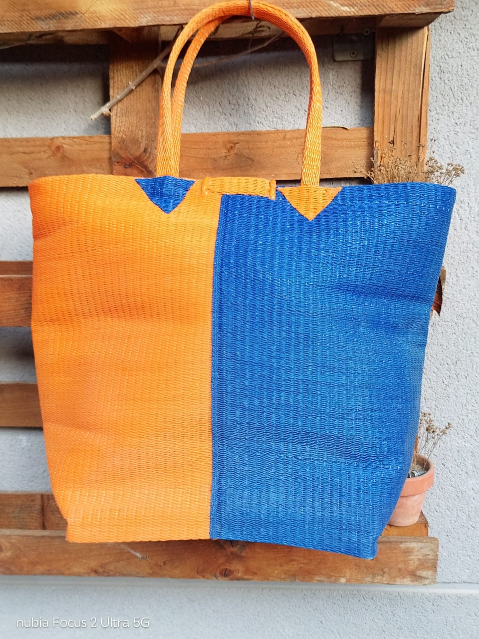 Tote Bag Africana XL – Plástico Reciclado Tejido a Mano (Azul/Naranja)