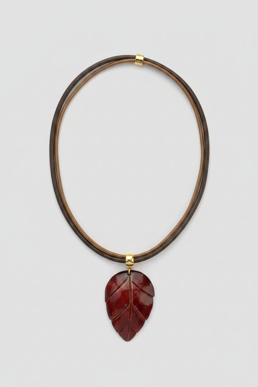 Collar de Concha de Ostra Kwaleon · Hoja Granate