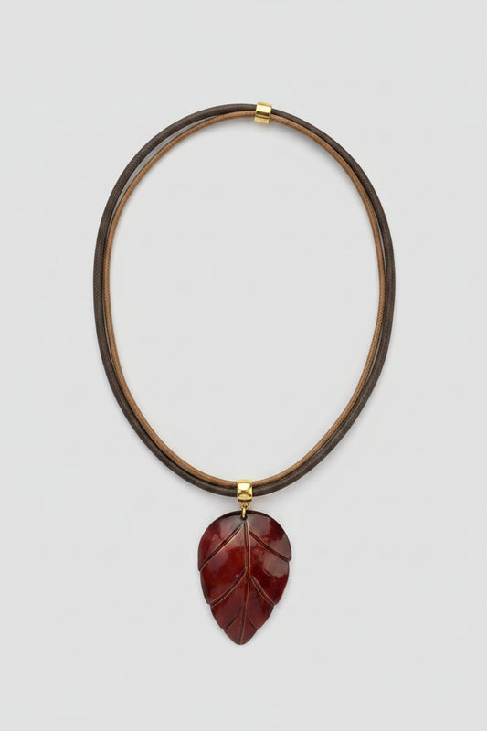 Collar de Concha de Ostra Kwaleon · Hoja Granate