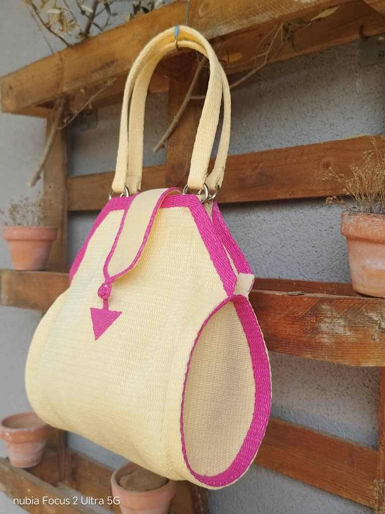 Tote Bag Africana S – Plástico Reciclado Tejido a Mano (Crema/Rosa)