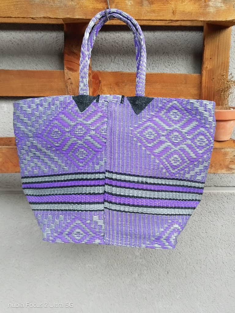 Tote Bag Africana XL – Plástico Reciclado Tejido a Mano (Lila/Negro)