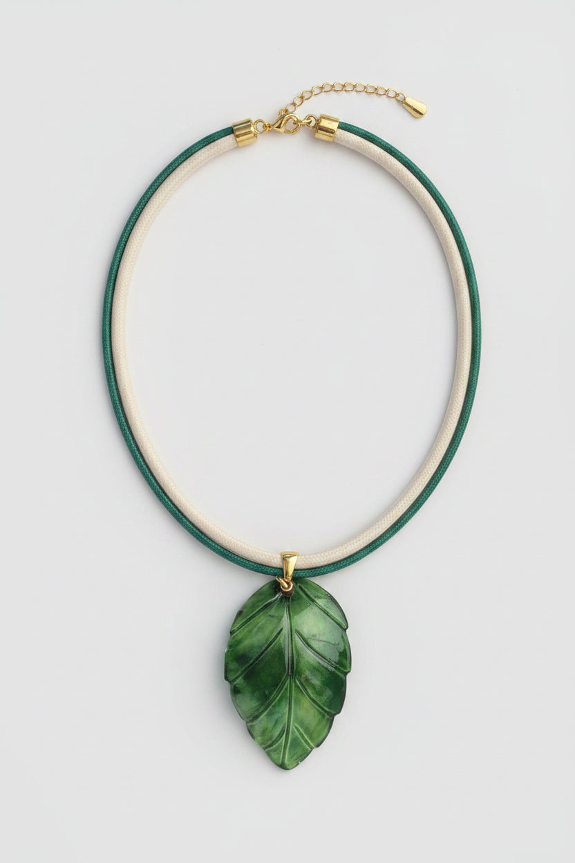 Collar de Concha de Ostra Kwaleon · Hoja Verde