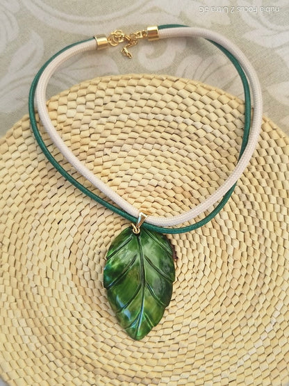 Collar de Concha de Ostra Kwaleon · Hoja Verde