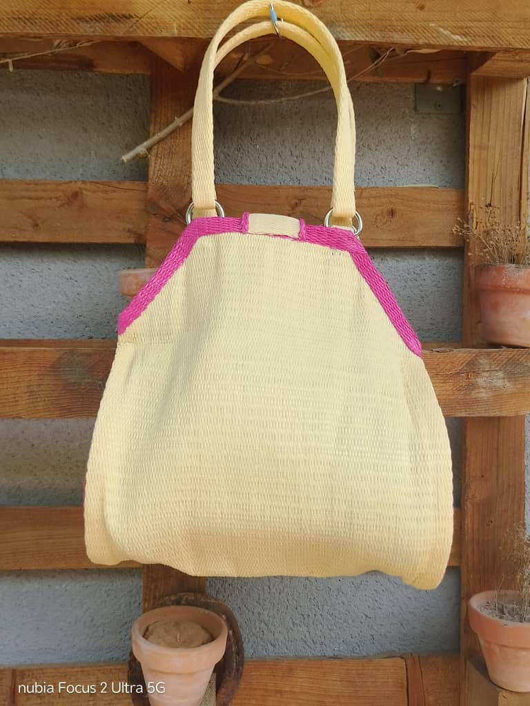 Tote Bag Africana S – Plástico Reciclado Tejido a Mano (Crema/Rosa)
