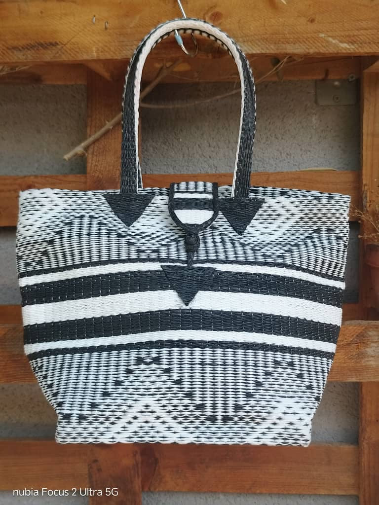 Tote Bag Africana XL – Plástico Reciclado Tejido a Mano (Blanco/Negro)