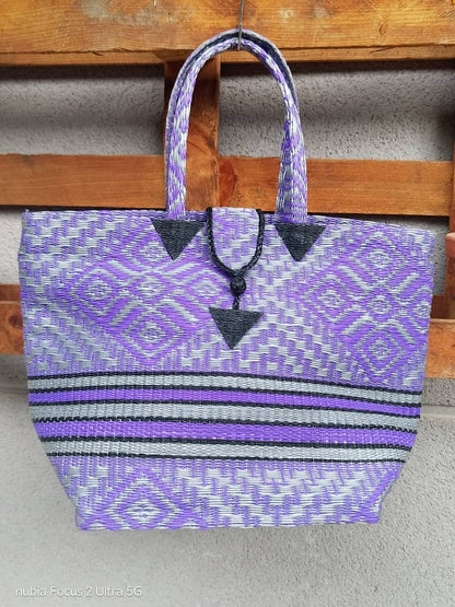 Tote Bag Africana XL – Plástico Reciclado Tejido a Mano (Lila/Negro)