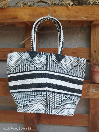 Tote Bag Africana XL – Plástico Reciclado Tejido a Mano (Blanco/Negro)