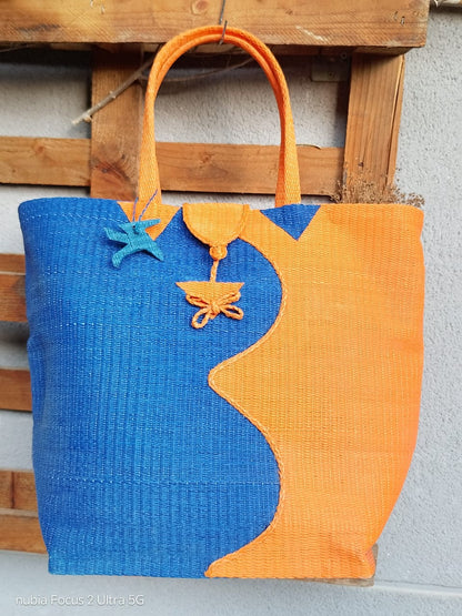 Tote Bag Africana XL – Plástico Reciclado Tejido a Mano (Azul/Naranja)