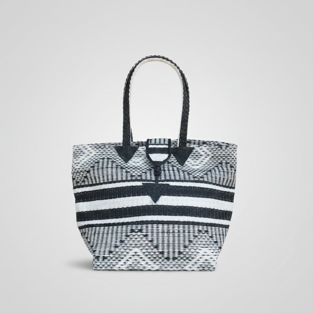 Tote Bag Africana XL – Plástico Reciclado Tejido a Mano (Blanco/Negro)