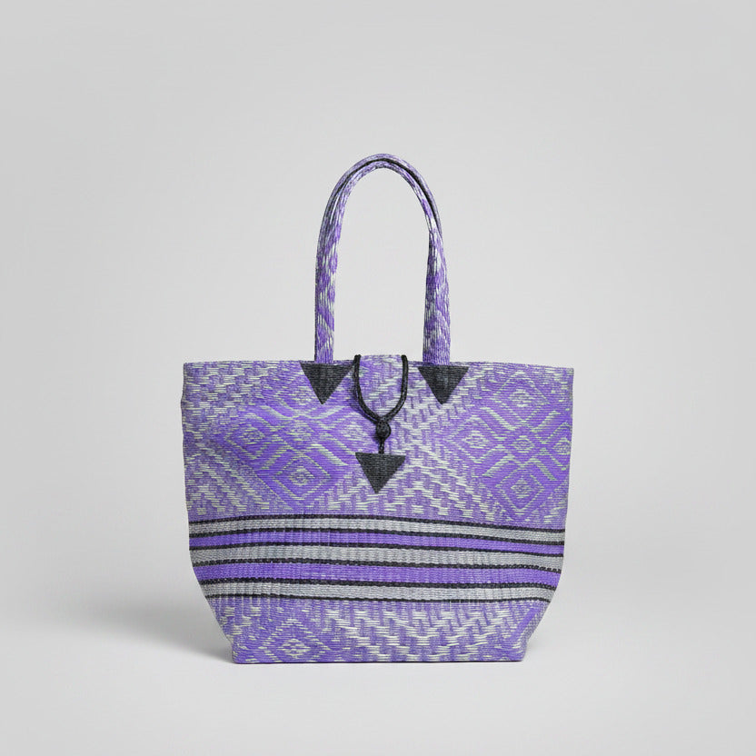Tote Bag Africana XL – Plástico Reciclado Tejido a Mano (Lila/Negro)