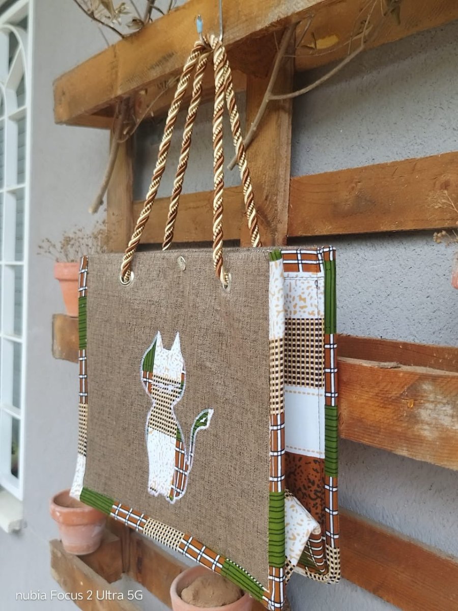 Bolso Kwaleon · Tote Bag Edición Felina (Arena/Blanco) - KWALEON
