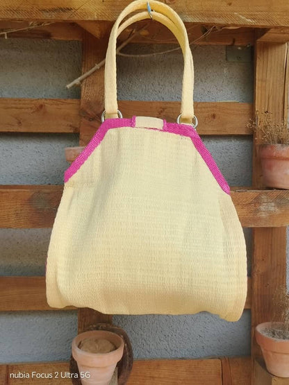 Tote Bag Africana S – Plástico Reciclado Tejido a Mano (Crema/Rosa) - KWALEON