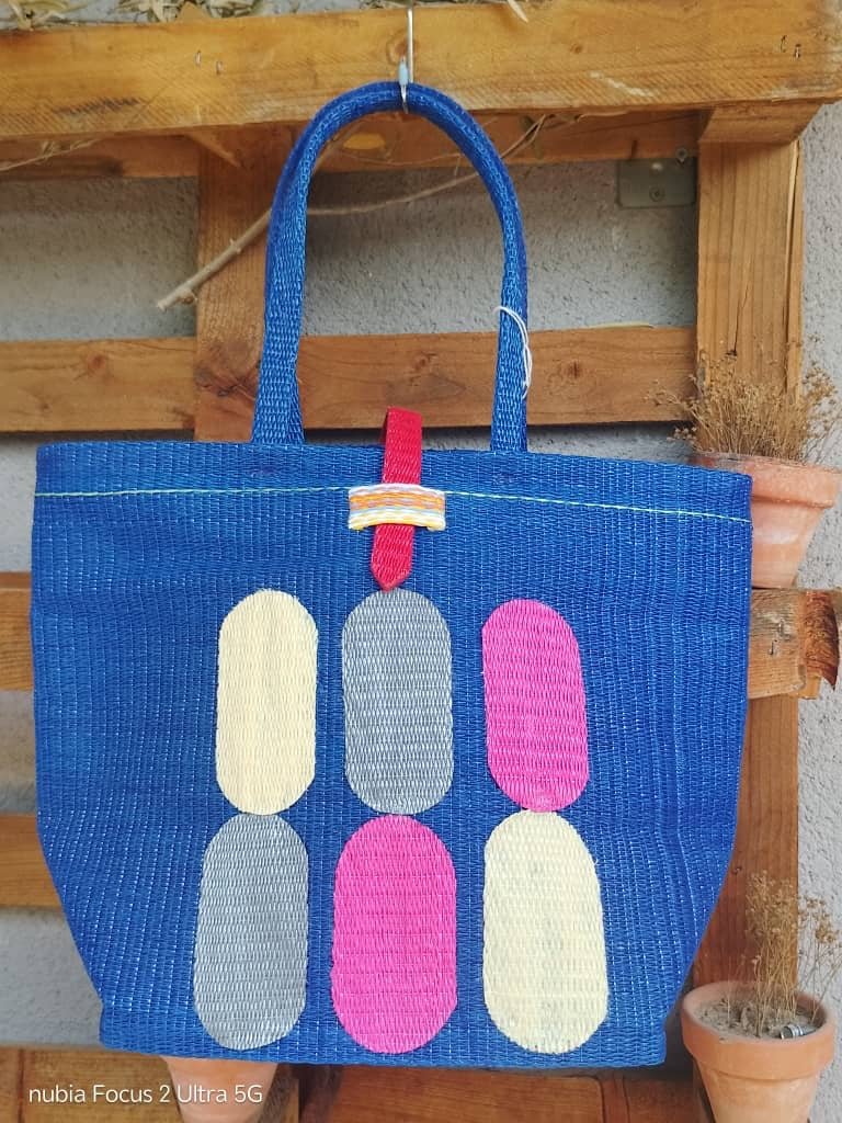 Tote Bag Africana XL – Plástico Reciclado Tejido a Mano (Azul Electrico) - KWALEON