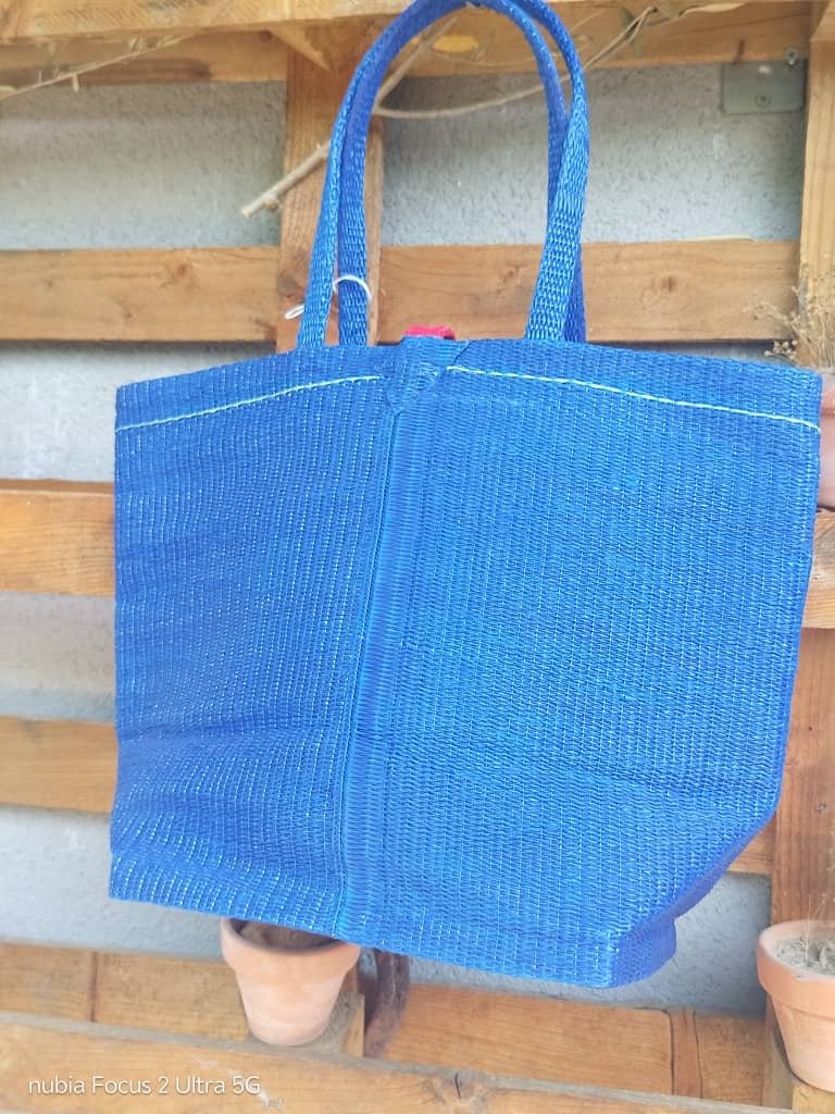 Tote Bag Africana XL – Plástico Reciclado Tejido a Mano (Azul Electrico) - KWALEON